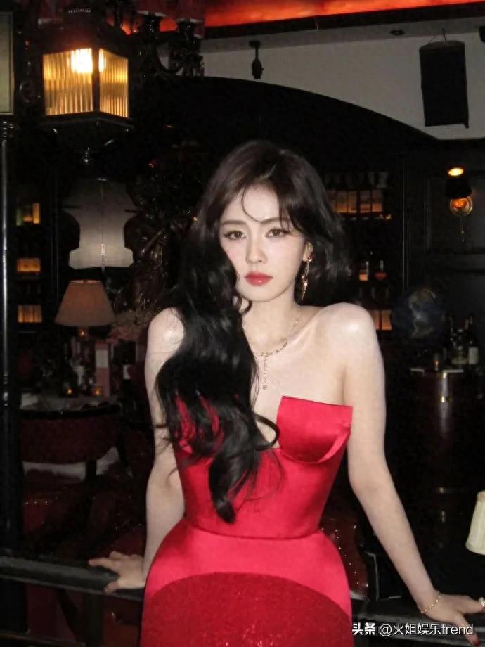红露肩晚礼服_晚装女明星_暗夜玫瑰气质