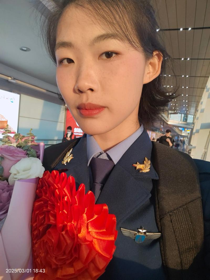 女兵剪去长发告别过去 开启军旅新征程
